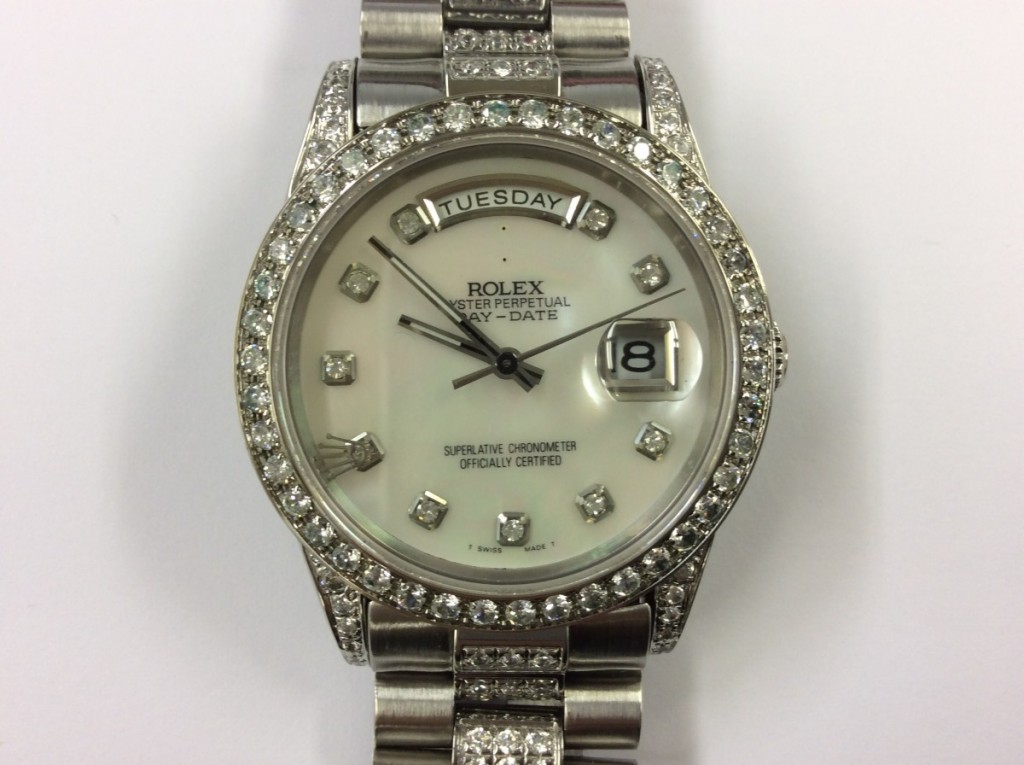 時計修理の日々 | 文字盤のロゴマークの外れたロレックスの修理を承り  